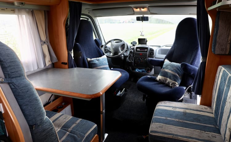 3p Adria Mobil - ruime camper met lengte bed 