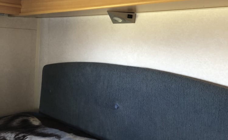 Sehr kompletter teilintegrierter Camper mit großer Garage / Tierunterkunft