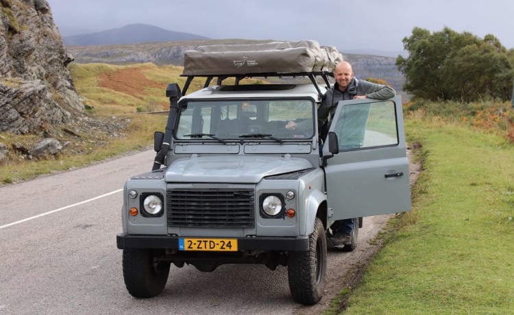 110 grijs – Land Rover Defender 110 with roof tent