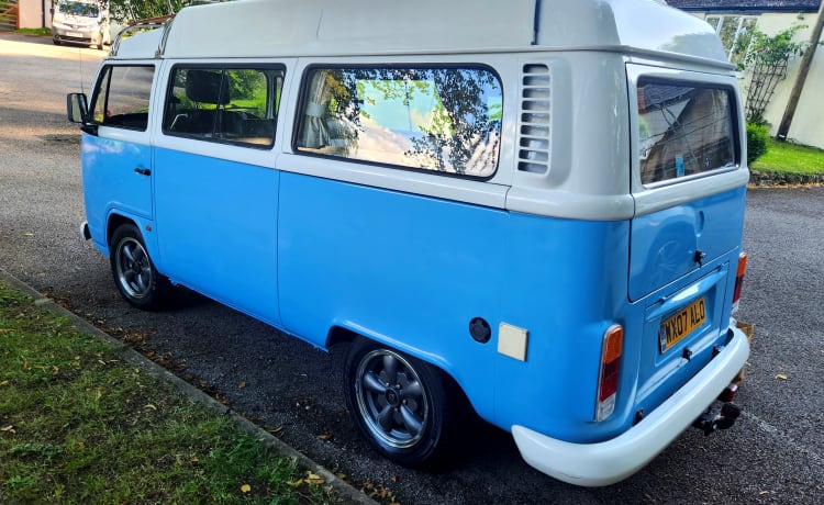 Carlos the camper – VW T2 Bay window Carlos the Camper the Blue Bay :-) 