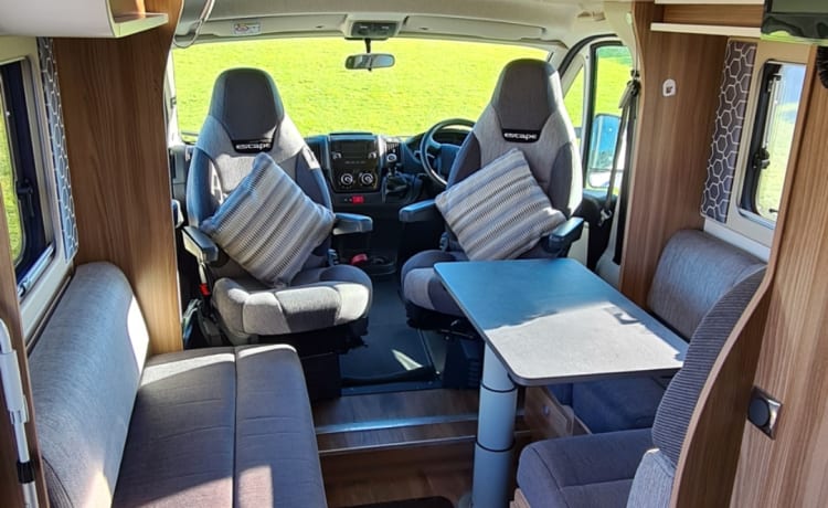 Sally – Swift Escape 694 – Geräumiger Luxus mit 4 Schlafplätzen, Versicherung inklusive