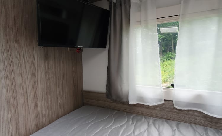 Luxury 4 Berth Benimar Tessoro 463 (2020)   