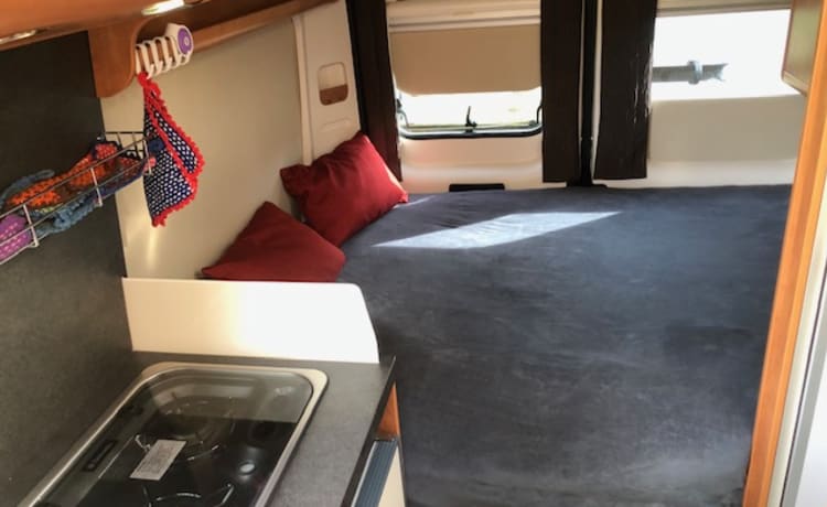 Malibu Van – Compact luxury Malibu bus camper with low bed!