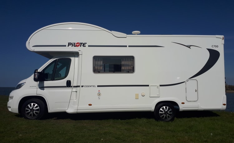 Camper 2 – Ruime en luxe Pilote 6-persoons familie camper met 22" SMART TV en PS4