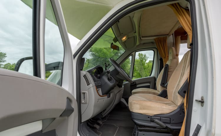 Toller und luxuriöser Camper für 4–6 Personen (Etagenbett und Ofen)