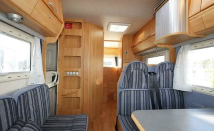 Bob – Spacious, cozy camper with air conditioning + navigation for family