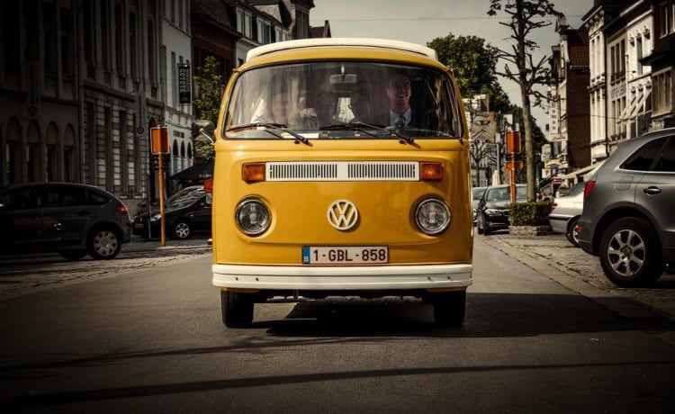 DEVON – rent an original hippie bus from 1976!