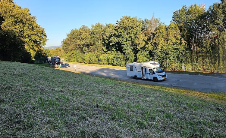 Bertha – Camping-car semi-intégral LMC Très Luxe, 2 ou 4 personnes (automatique)