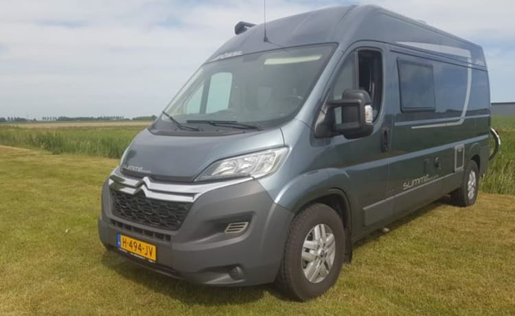 Camper bus fuori rete di lusso del 2018