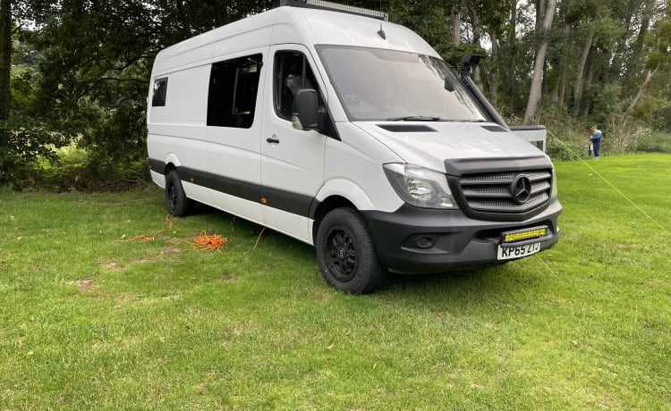 Beryl – 3 berth Mercedes-Benz bus from 2015