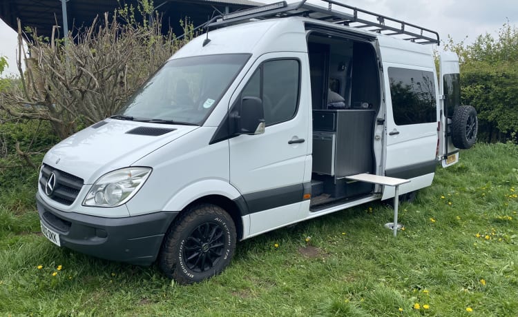 Mr Adventure  – Mercedes-Benz Adventure Van mit 2 Schlafplätzen