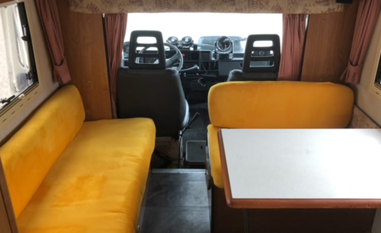 Hymer alkoof camper voor 5 personen.