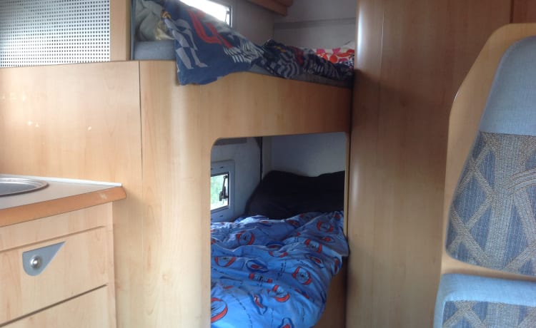 6-person Fiat with bunk bed, air conditioning, solar panels