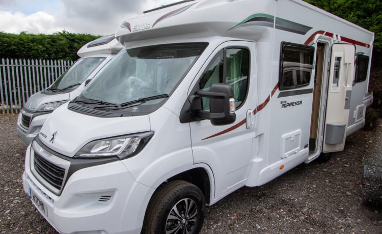 Luxe voor twee, comfort voor 4, knus voor 6; een mooie bijna nieuwe camper,