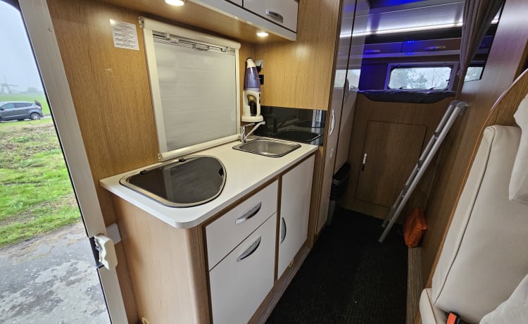 6-person luxury, spacious, neat Alcove family camper Rimor from 2017