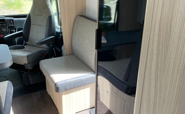 King VI – Super new! Luxury 5-person camper from Sun Living