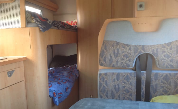 6-person Fiat with bunk bed, air conditioning, solar panels