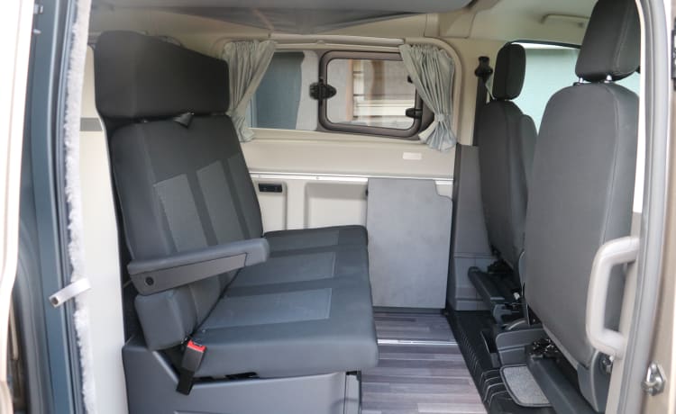 SAM – New 5-seater van with integrated toilet