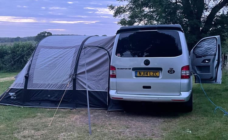 QUICK SILVER – QUICK SILVER T5.1 4 PERSOONLIJKE CAMPERVAN MET KOPDAK ( T32 STARTLINE LWB )