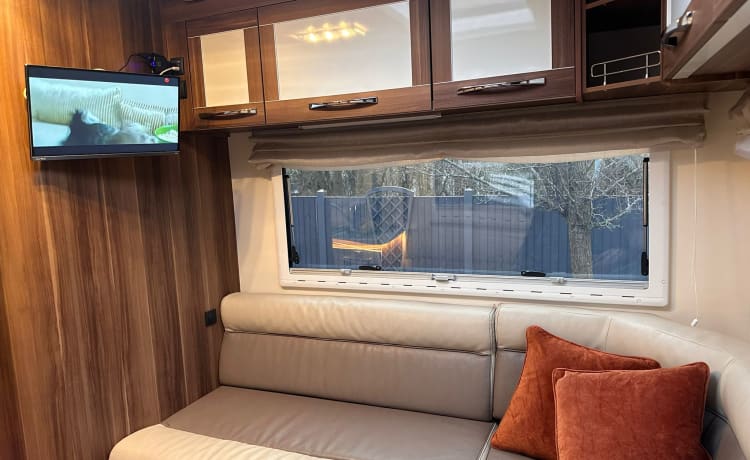 Charlie  –  Charlie Luxurious and modern 5 berth Roller Team