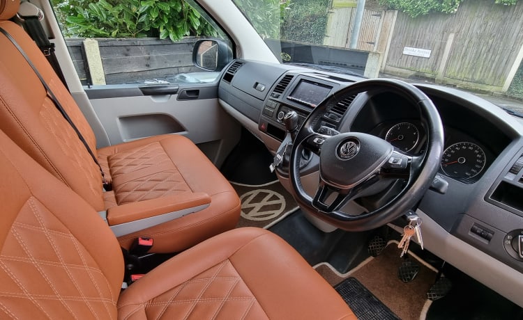 Tommie – 4 person VW, near Airport & major motorways! LWB, PopTop roof + loads more!