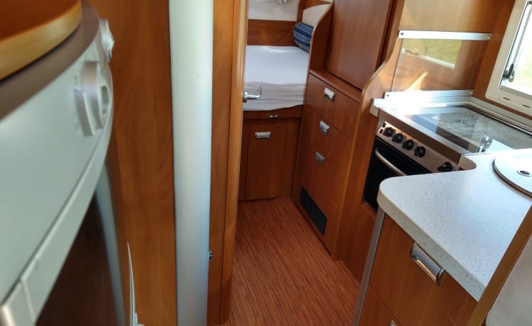 Very luxurious 2p Laika semi-integrated camper