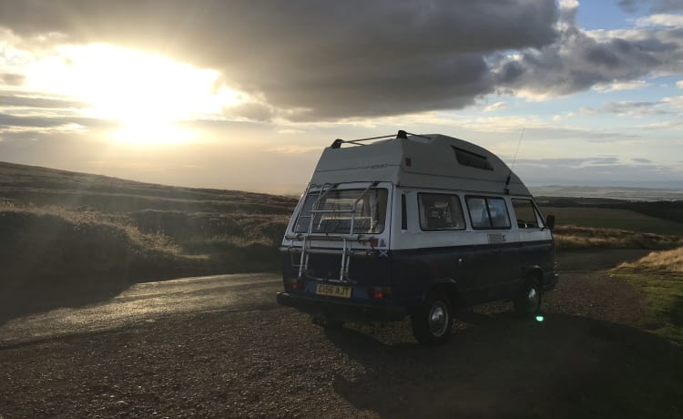 Blue – Volkswagen Wohnmobil mit 4 Schlafplätzen aus dem Jahr 1986