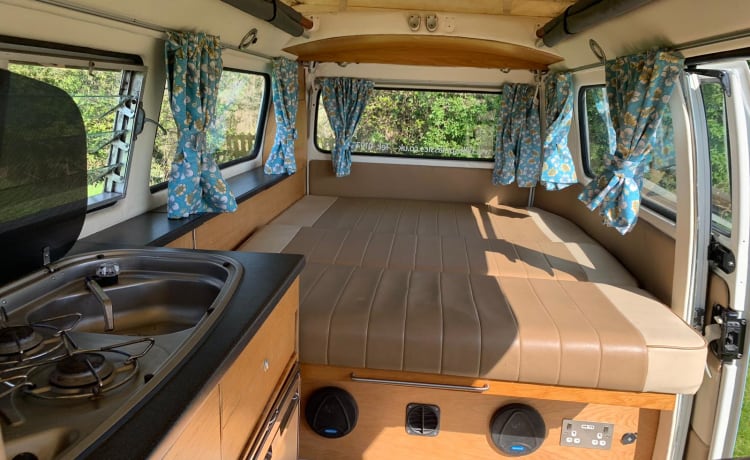 Bertie – Hire Bertie, our 1973 Volkswagen T2 Baywindow Campervan!