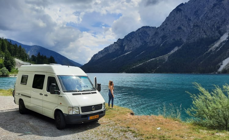 Cozy and neat VW camper bus 2.5TDI