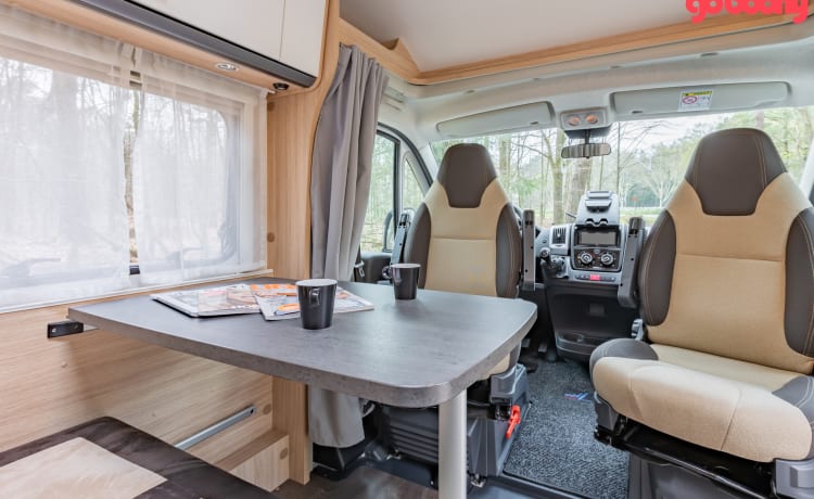 Vrijwel nieuwe compacte Sunlight (Hymer) type V66 met complete inventaris 