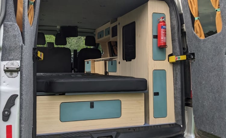 Kernow Cruiser – 2015 Luxe Transit Custom met 2 slaapplaatsen