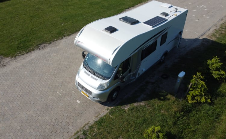 Lucky – Spacious and complete camper (7p-2012-euro5)