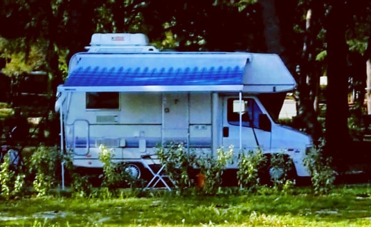 Robert 💕 – Cozy camper for 4 people. with engine block from 2014!