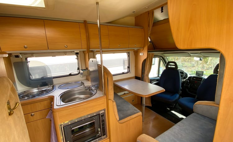 6p Spacious family camper | Bunk bed, air conditioning, solar panels, garage