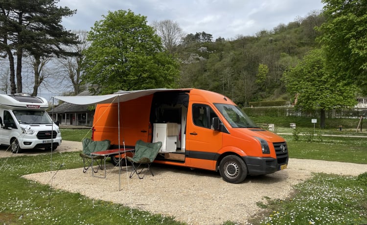 Orange – VW Crafter, camping-car hors réseau très spacieux, confortable et luxueux.