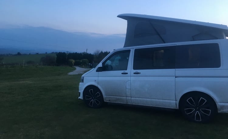 VW T5 camper 4 slaapplaatsen/6 zitplaatsen