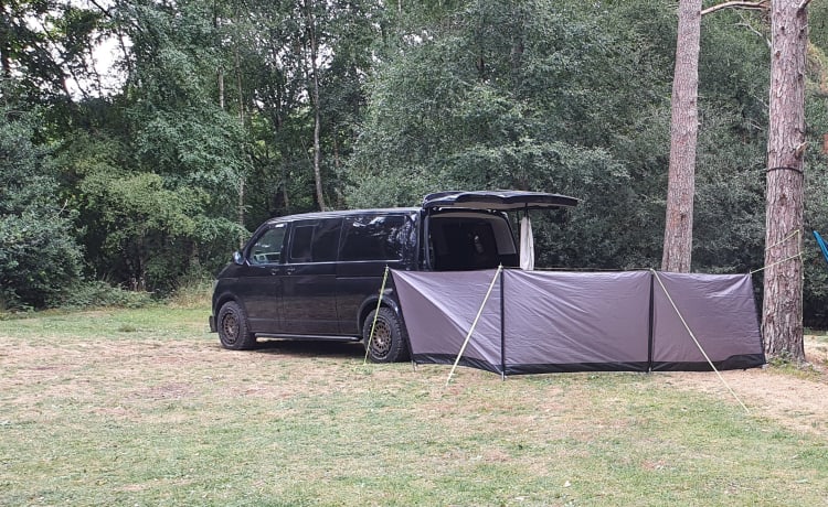 "The Bus" – Custom VW T6 Stealth Camper