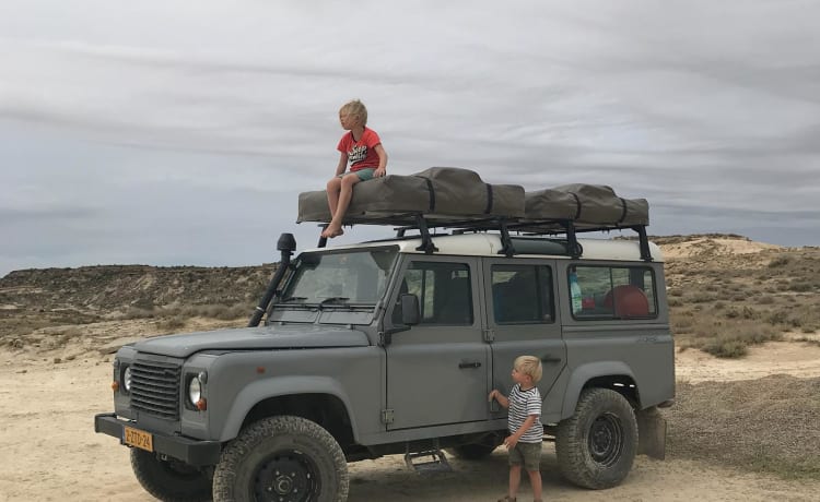 110 grijs – Land Rover Defender 110 met Daktent