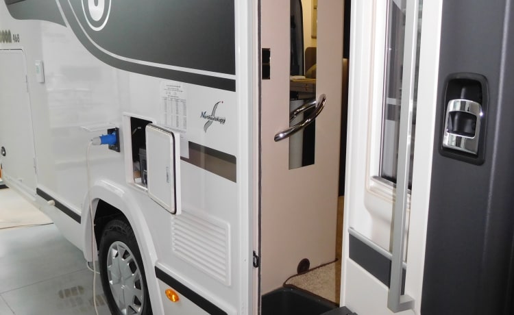 Cocoon 468 – New "2021" 4-person Cocoon 468: the comfort of home, even on the road