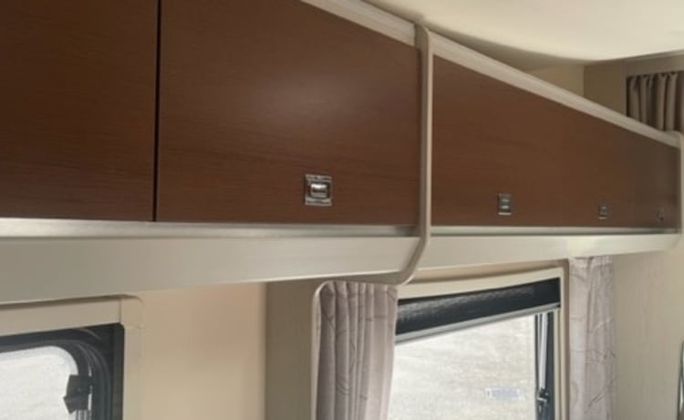 SEAL 50 FAMILY SPECIAL – 6 berth Rimor alcove from 2021