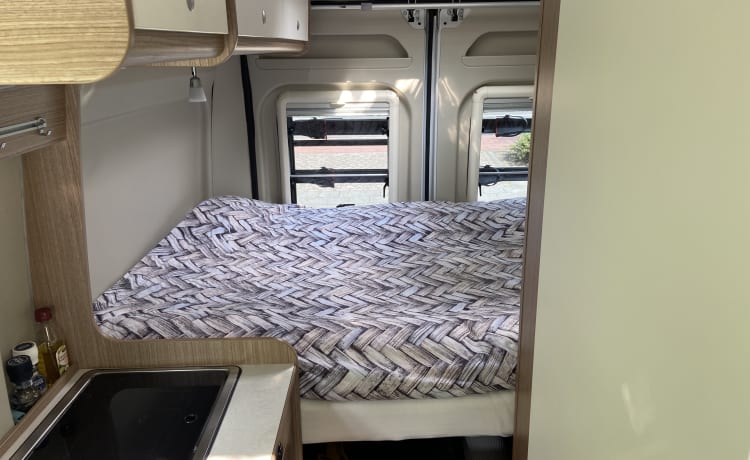 De camperbus  – New, luxurious, fully equipped camper with solar panel