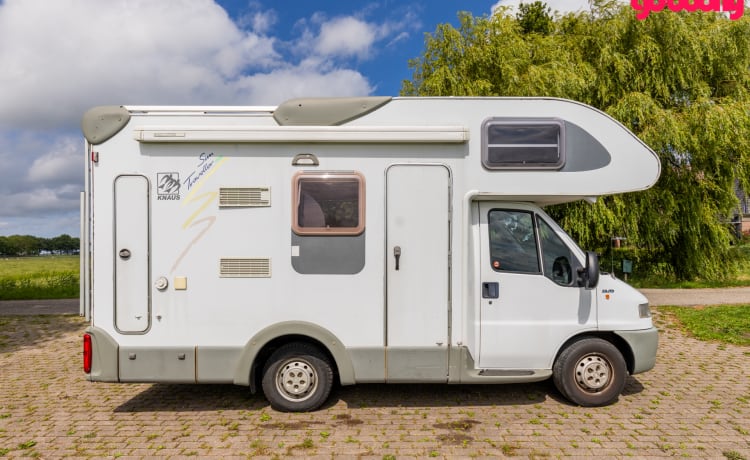 Knaussie – Wunderschöner kompakter Alkoven-Camper mit 4 Schlafplätzen