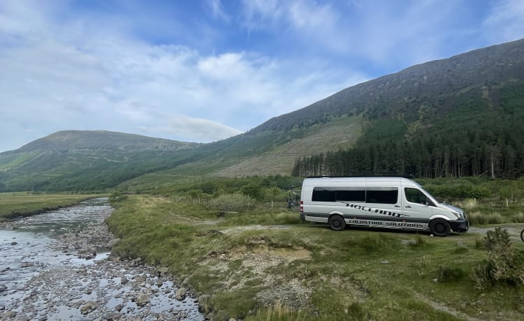 Beautifully spacious 2-4 person Bus camper Sprinter 2015