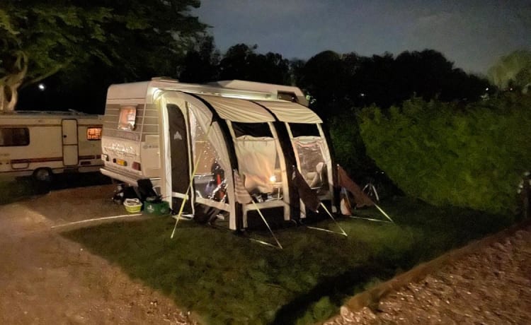 Hymer camper – Du plaisir en camping-car à l'ancienne avec cette alcôve Hymer de 1989