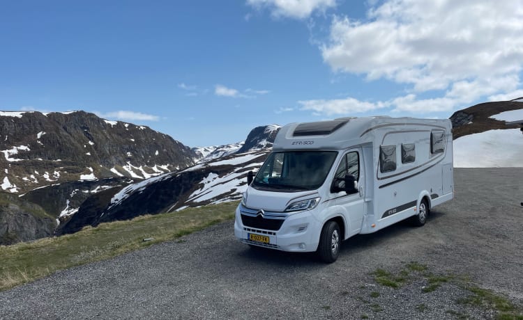 Nice spacious Camper with single beds and XXL garage