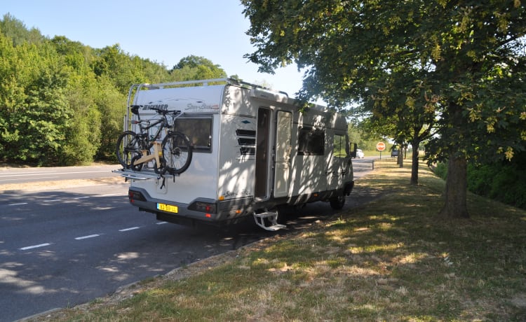 Spacious 4-5 person Hymer (very suitable for young families)
