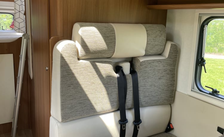 Koos – Cozy 5p alcove camper from 2015