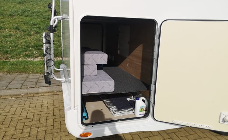 -person luxury, spacious, neat Alcove family camper Rimor from 2019