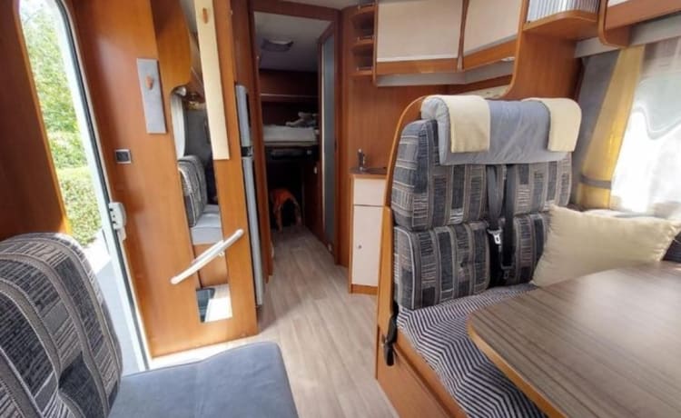 Campie  – Wonderfully spacious 6p camper with XXL garage 