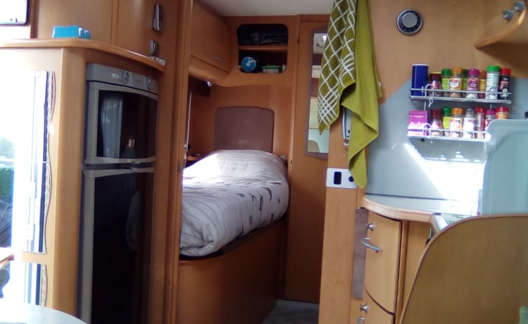 Pilote Explorateur 713 – Spacious and neat 4 person camper with 2 single beds and a 2-person pull-down bed.